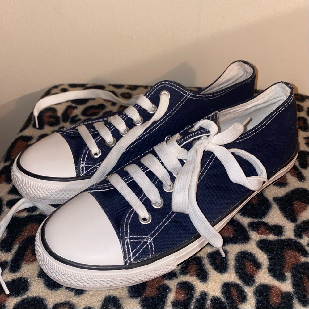 2000s skater style navy blue canvas low top sneakers